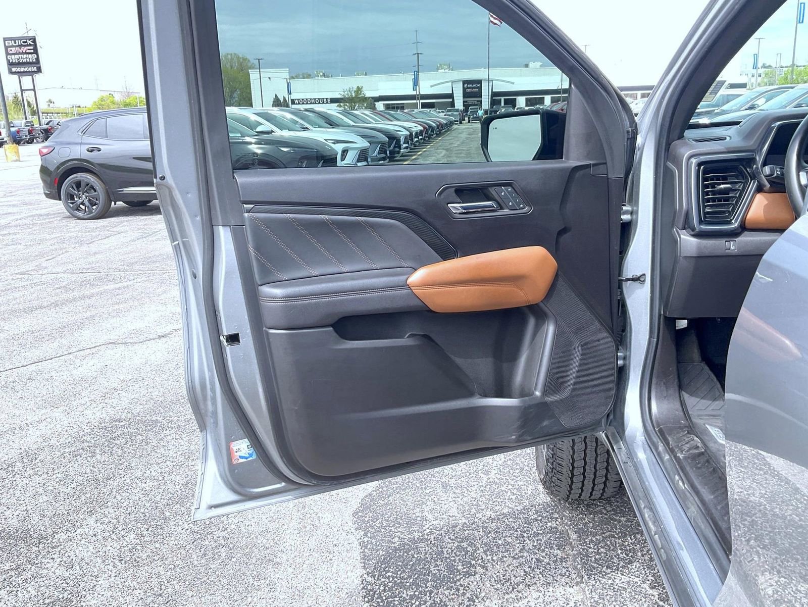 Certified 2023 GMC Canyon AT4 w/ AT4 Premium Package AWD/4WD image 2