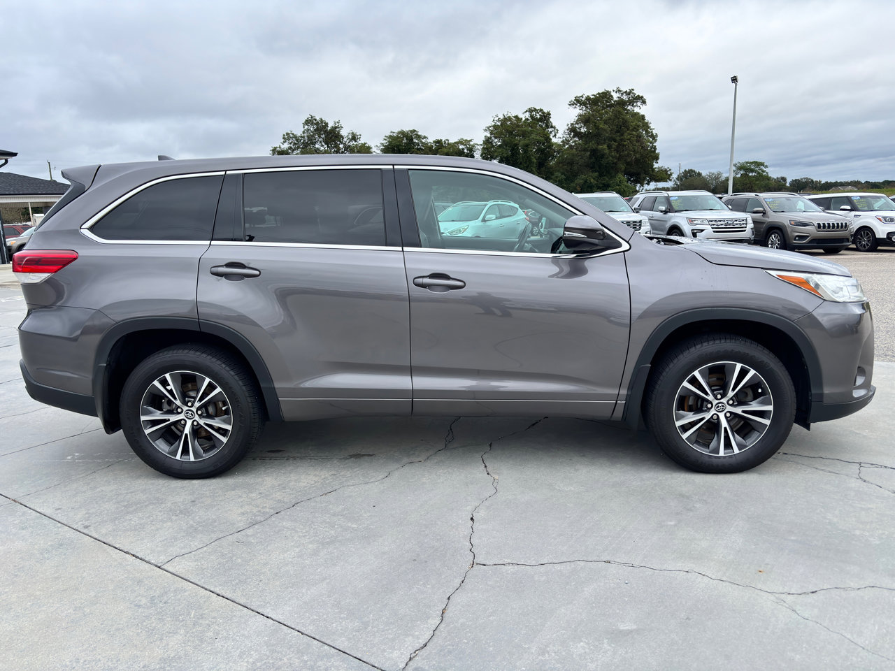 Used 2017 Toyota Highlander Plus image 3
