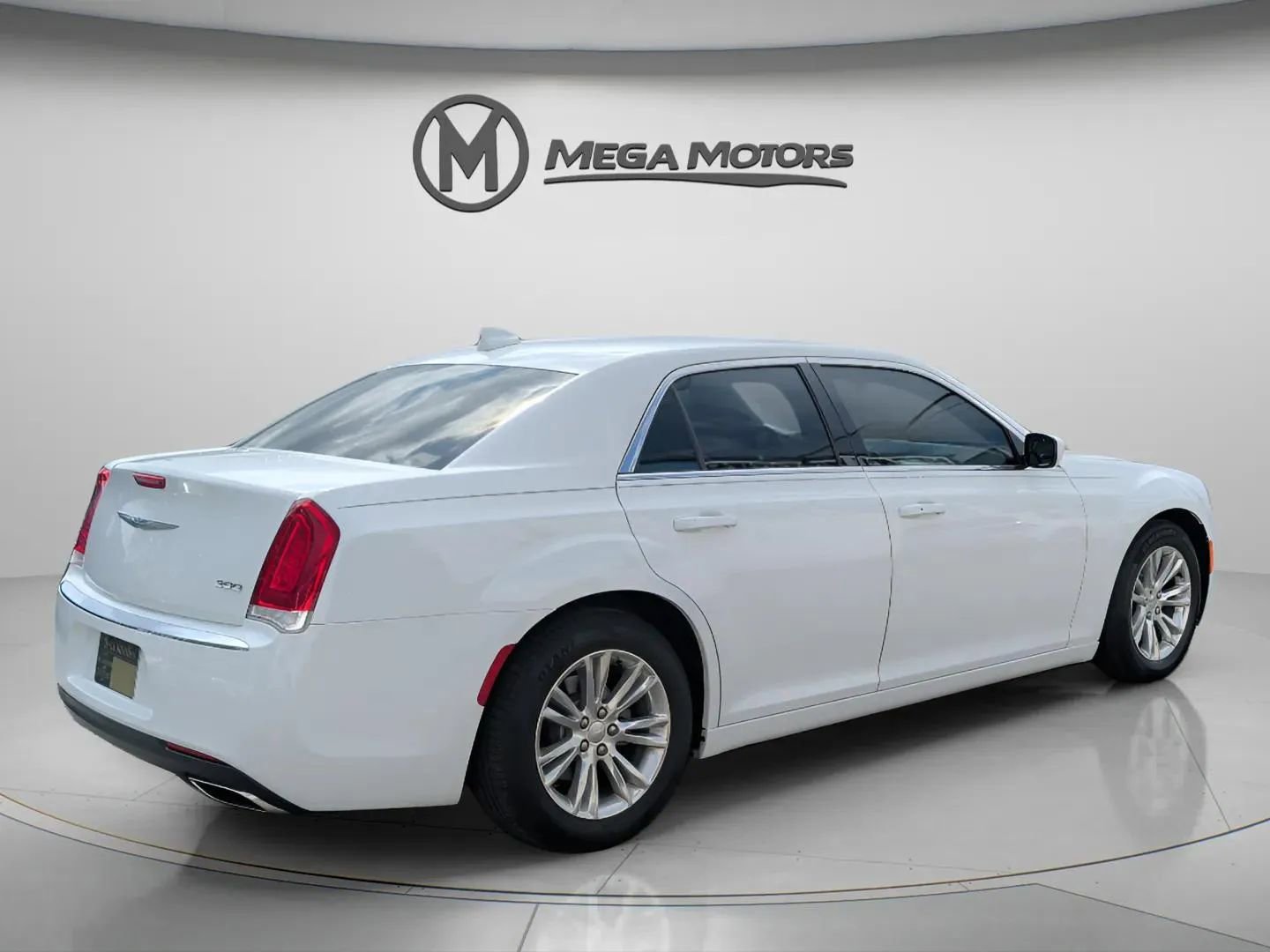 Used 2021 Chrysler 300 Touring w/ Driver Convenience Group image 8