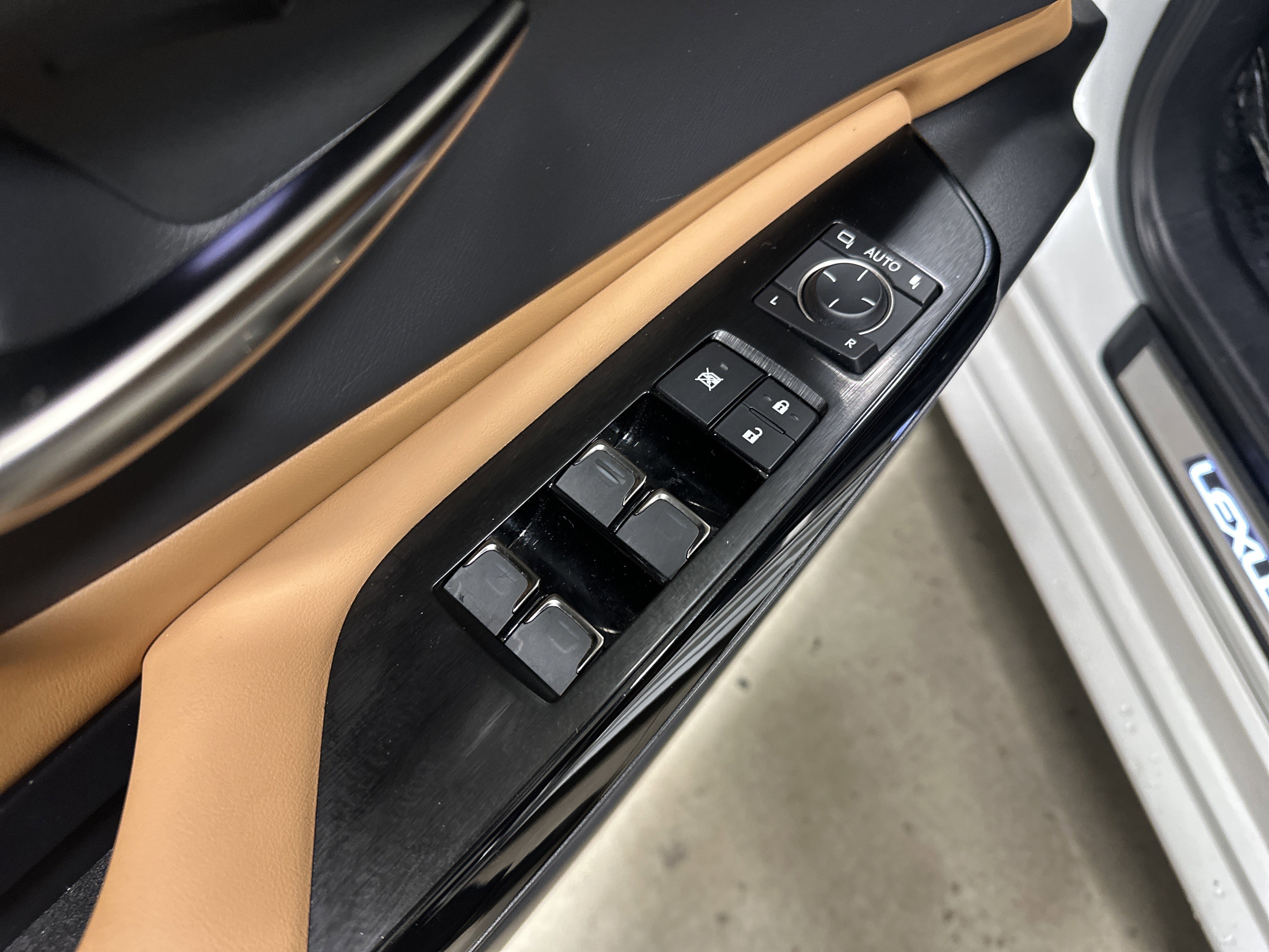 Certified 2025 Lexus ES 350 Luxury w/ Accessory Package (Z1) image 15