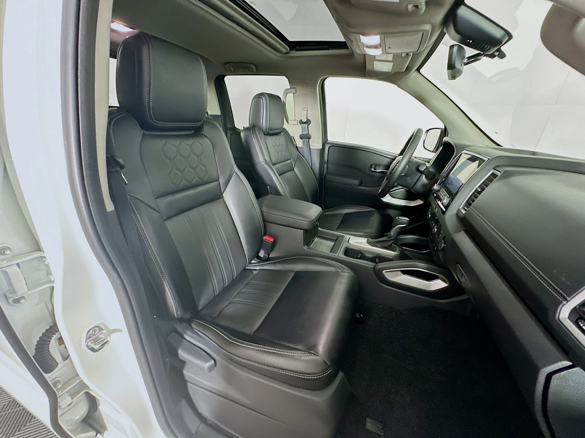 Used 2024 Nissan Frontier SL image 28