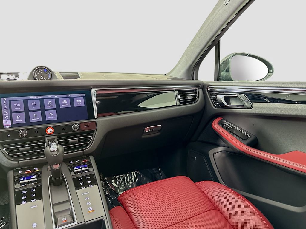 Used 2025 Porsche Macan image 26