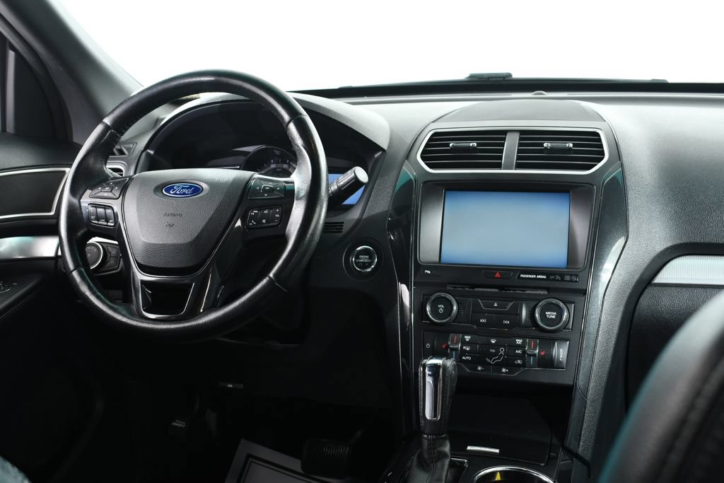 Used 2016 Ford Explorer XLT w/ Equipment Group 202A AWD/4WD image 8