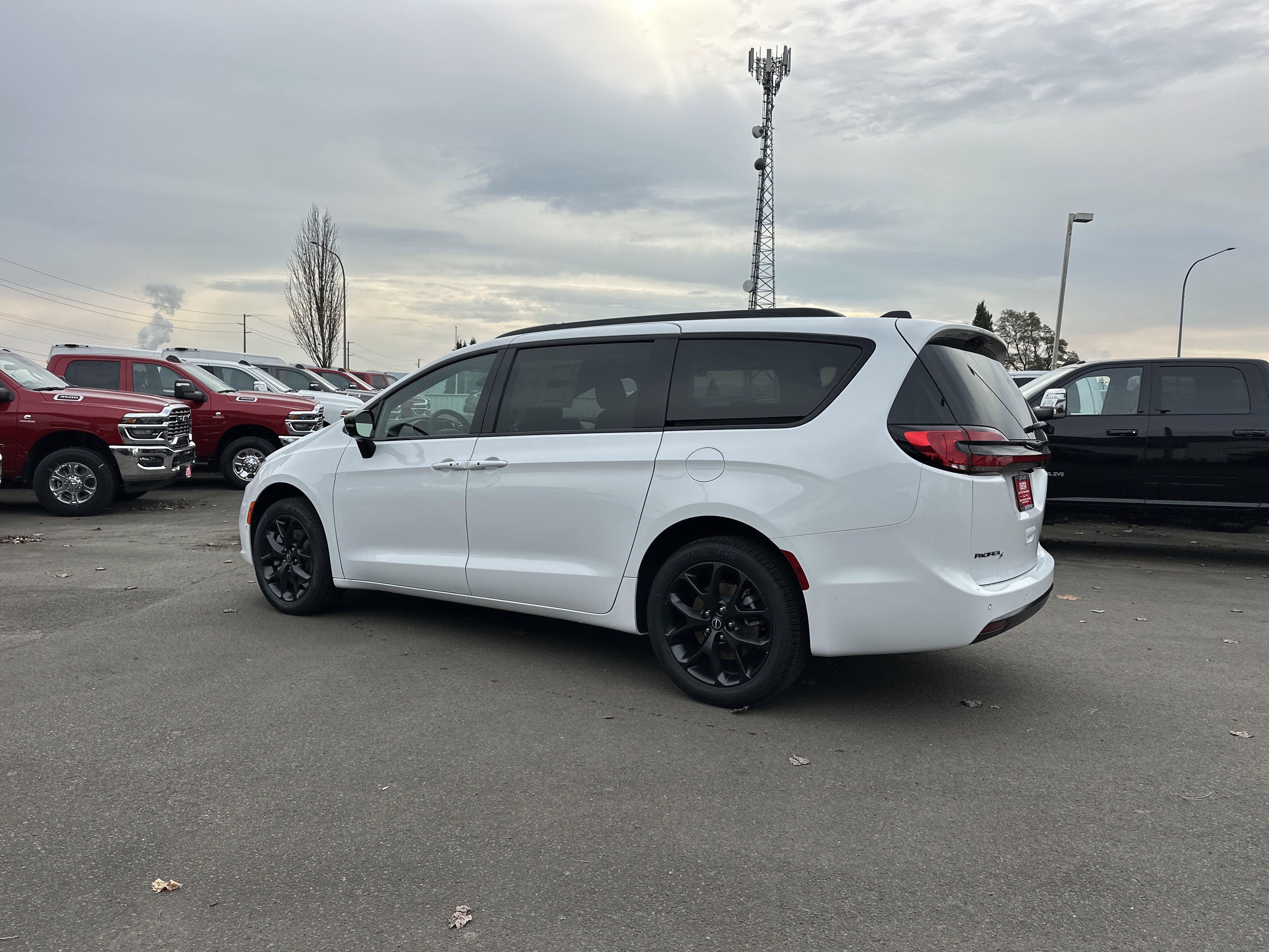 New 2026 Chrysler Pacifica Select w/ S Appearance Package image 3