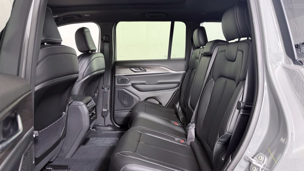 New 2027 Jeep Grand Cherokee Limited AWD/4WD image 30
