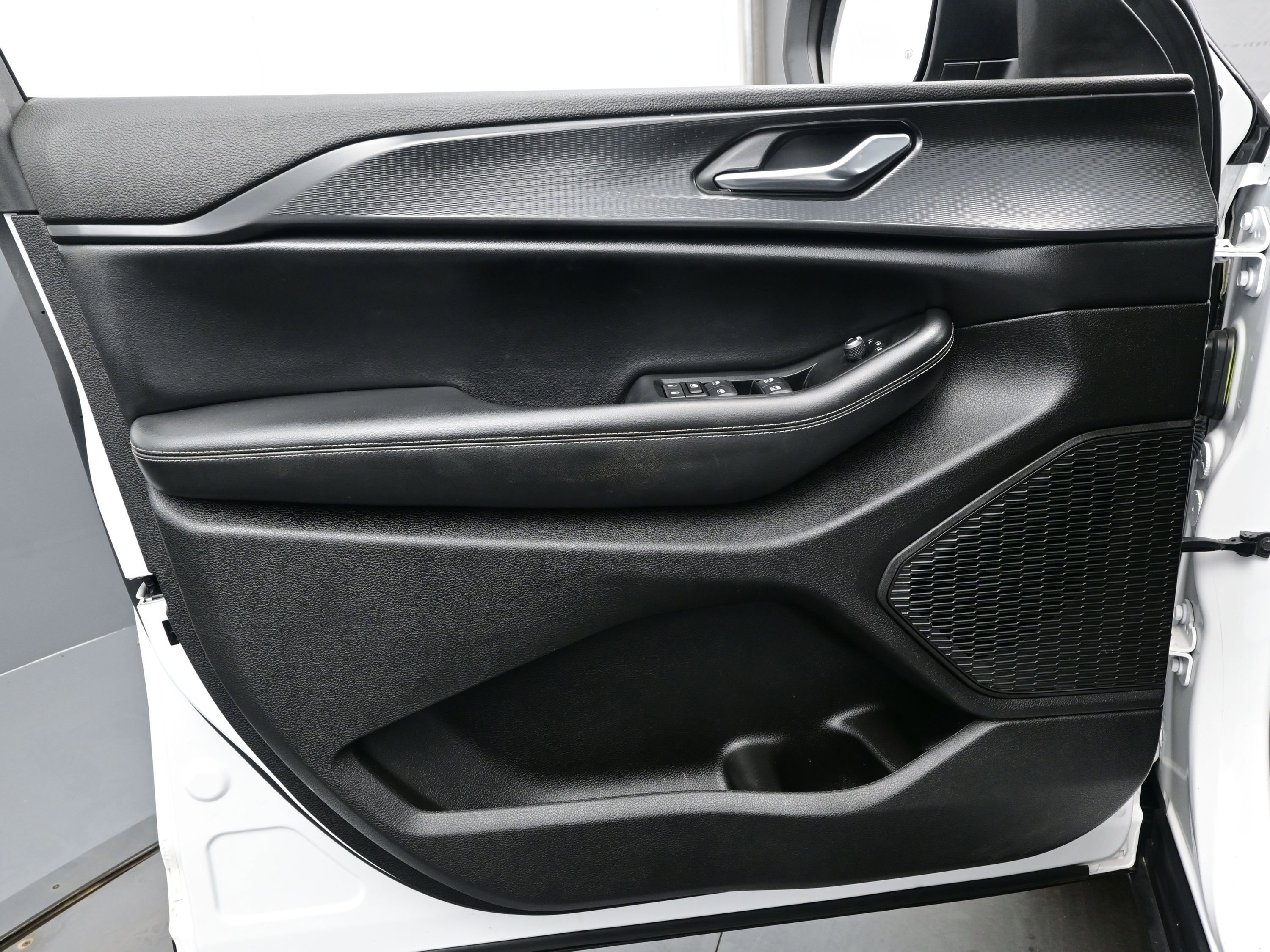 Used 2024 Jeep Grand Cherokee Laredo X image 9