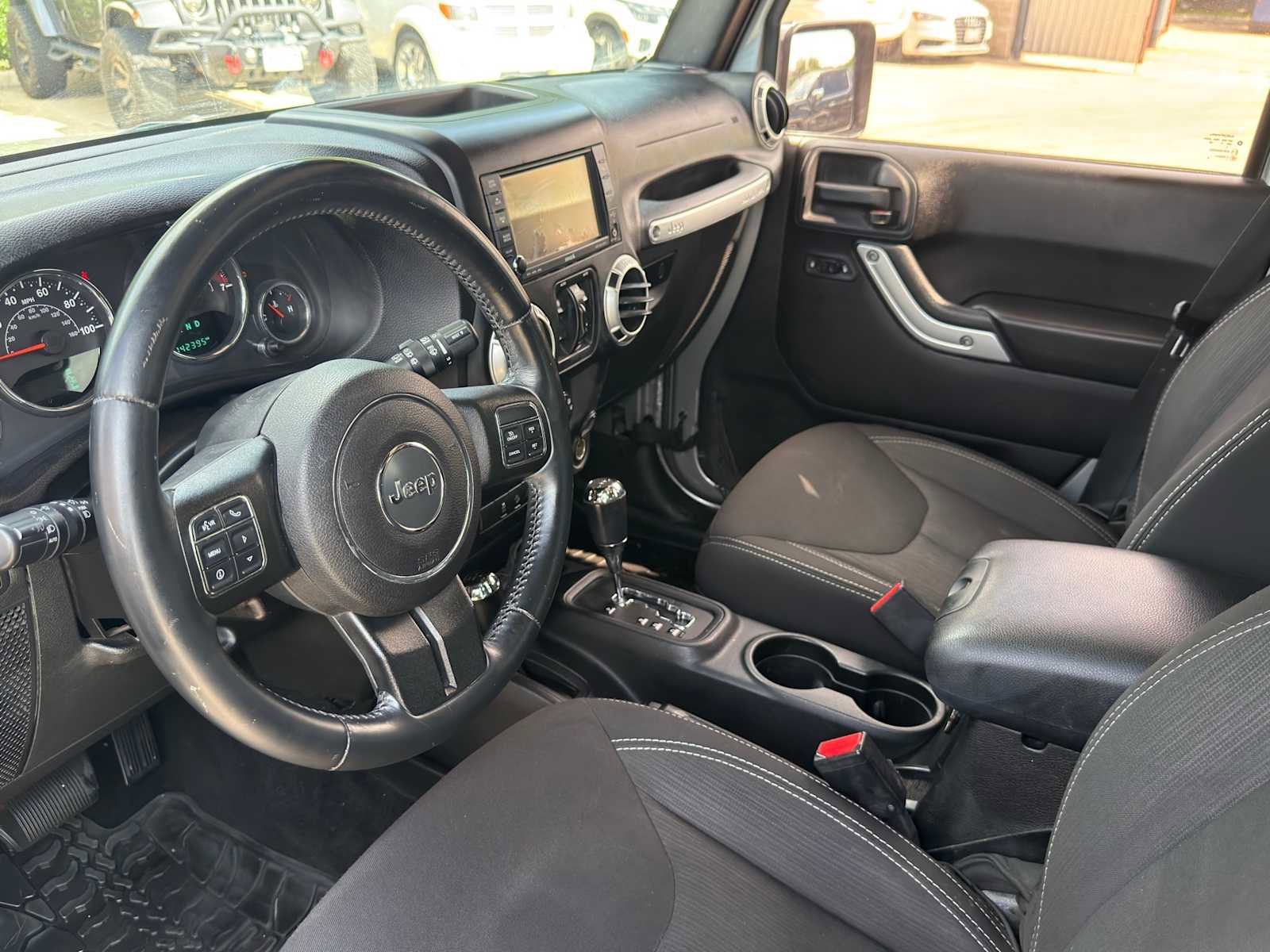 Used 2015 Jeep Wrangler Unlimited Rubicon w/ Connectivity Group AWD/4WD image 9