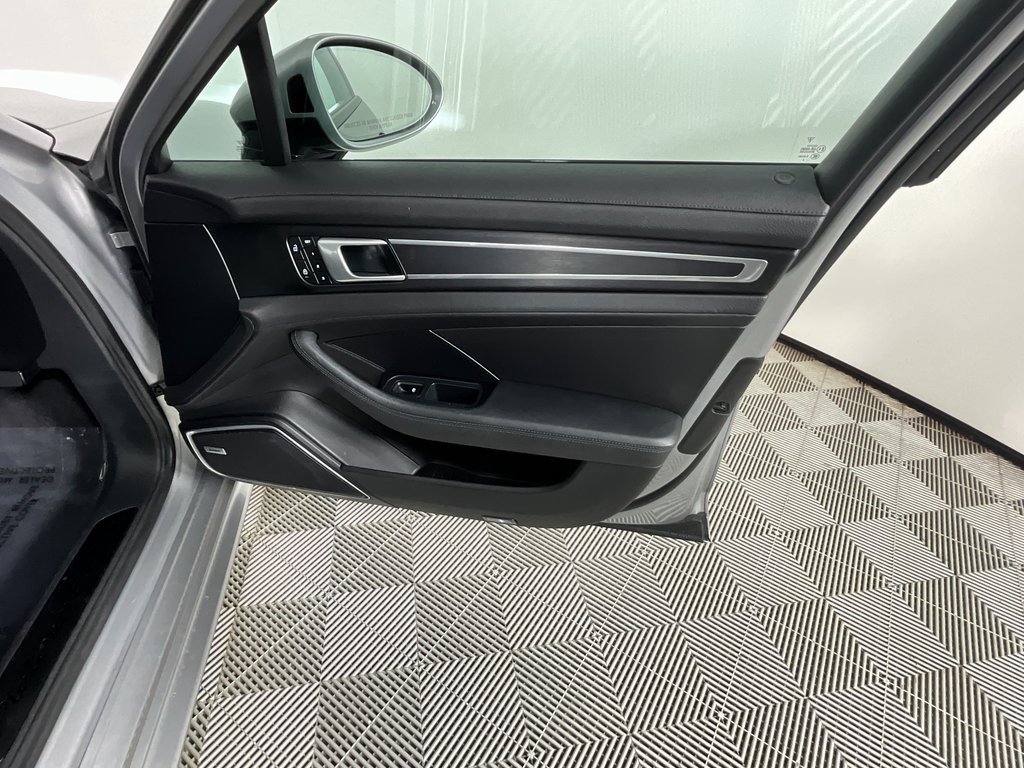 Used 2022 Porsche Panamera Platinum Edition image 22