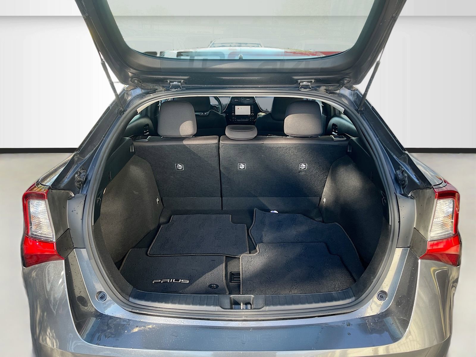 Used 2022 Toyota Prius L Eco image 24