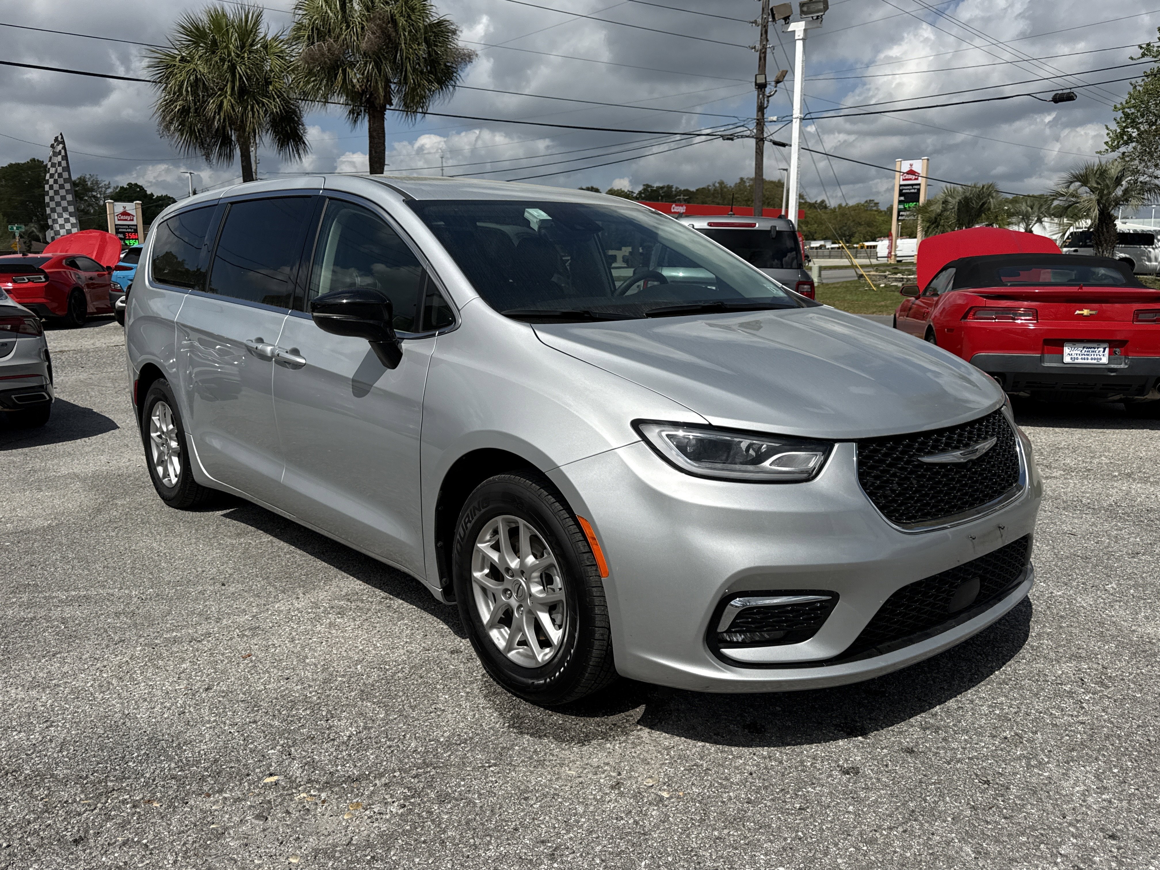 Used 2024 Chrysler Pacifica Touring-L image 7