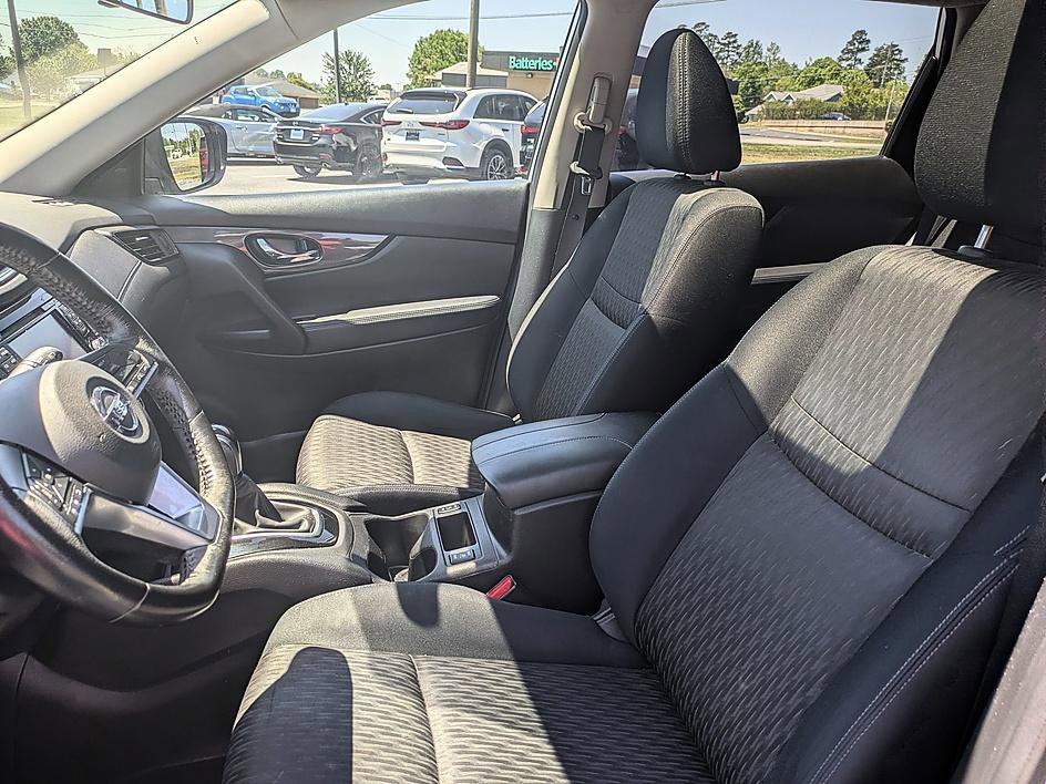 Used 2017 Nissan Rogue SV w/ SV Premium Package FWD image 11