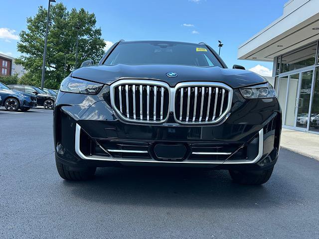New 2026 BMW X5 xDrive50e w/ Premium Package AWD/4WD image 2