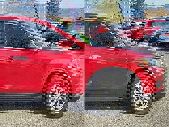 Used 2018 Nissan Rogue SV image 2