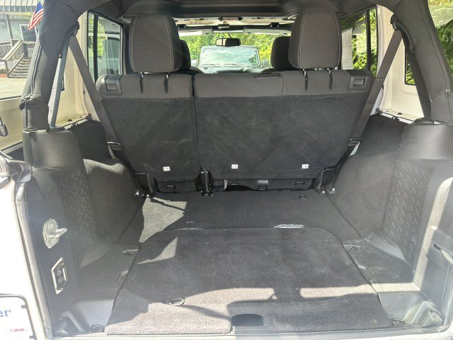 Used 2017 Jeep Wrangler Unlimited Sahara w/ Connectivity Group AWD/4WD image 16