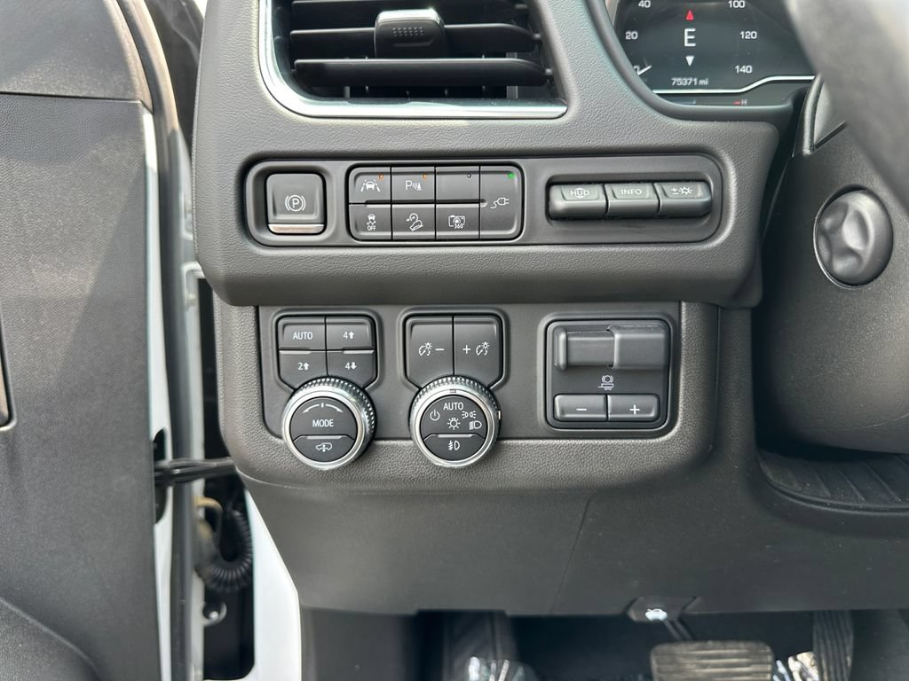 Used 2022 GMC Yukon XL AT4 w/ AT4 Premium Plus Package AWD/4WD image 16