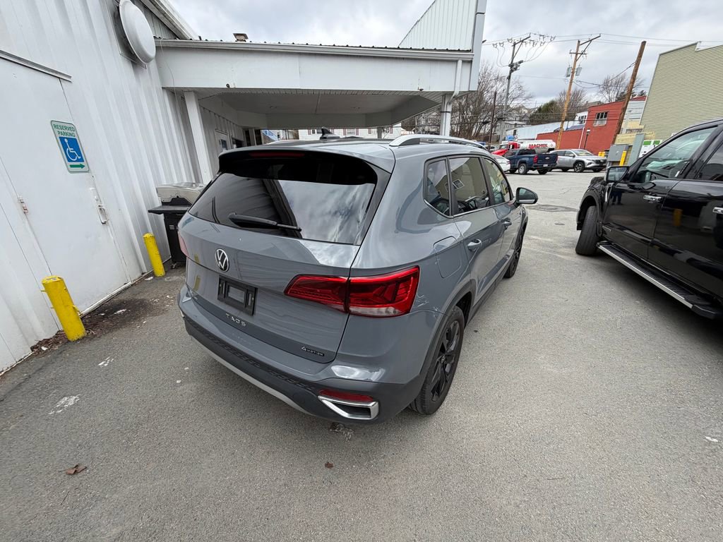 Used 2023 Volkswagen Taos SE w/ Panoramic Sunroof Package image 5