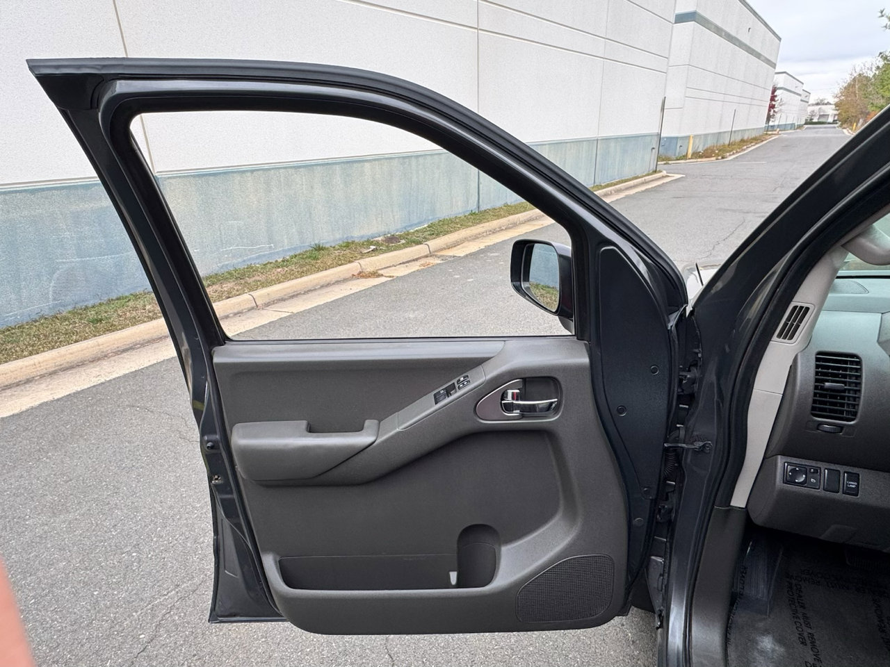 Used 2012 Nissan Frontier SV image 15