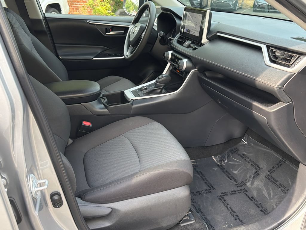 Used 2025 Toyota RAV4 XLE AWD/4WD image 11