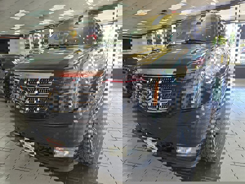 Used 2011 Cadillac Escalade ESV Luxury image 2