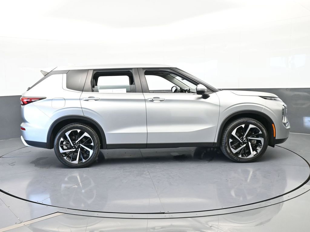 Used 2022 Mitsubishi Outlander SE image 7