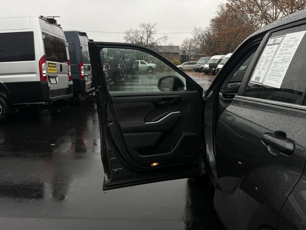 Used 2024 Toyota Highlander Limited image 10