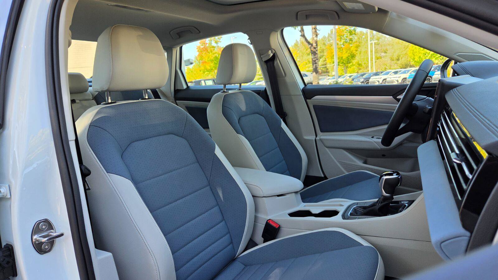 Certified 2025 Volkswagen Jetta SE w/ Sunroof Package FWD image 57