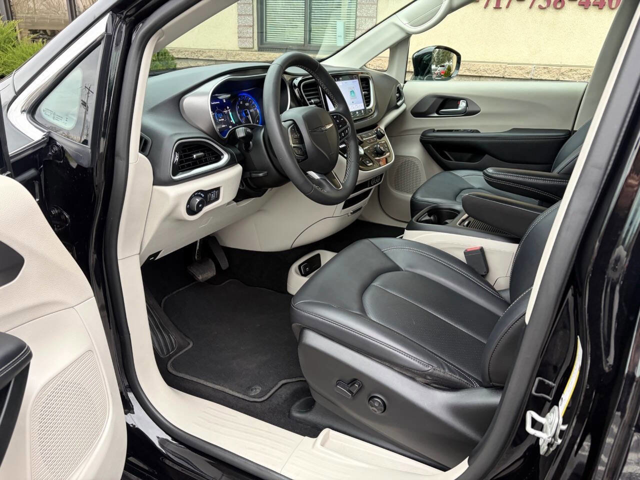 Used 2024 Chrysler Pacifica Touring-L image 5