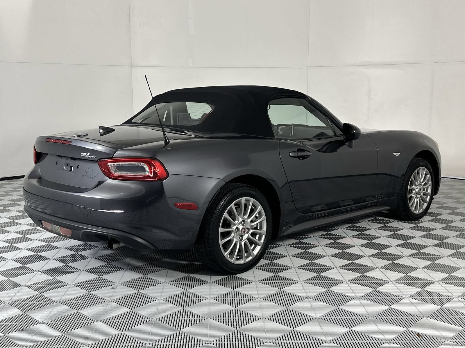 Used 2018 FIAT 124 Spider Classica w/ Technology & Siriusxm Group RWD image 8