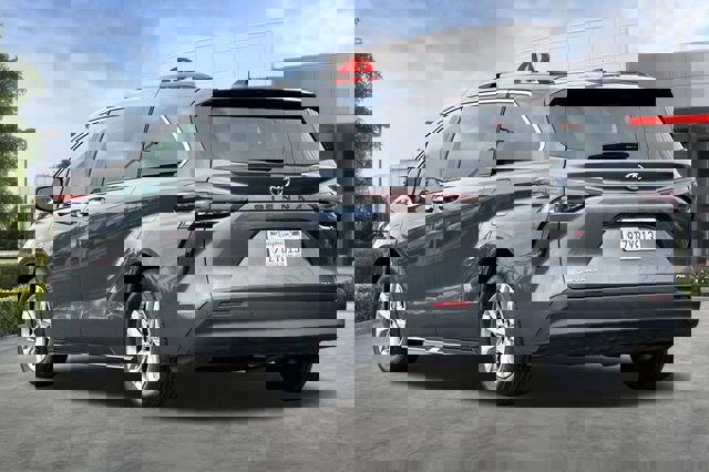 Used 2025 Toyota Sienna XLE w/ XLE Plus Package image 6