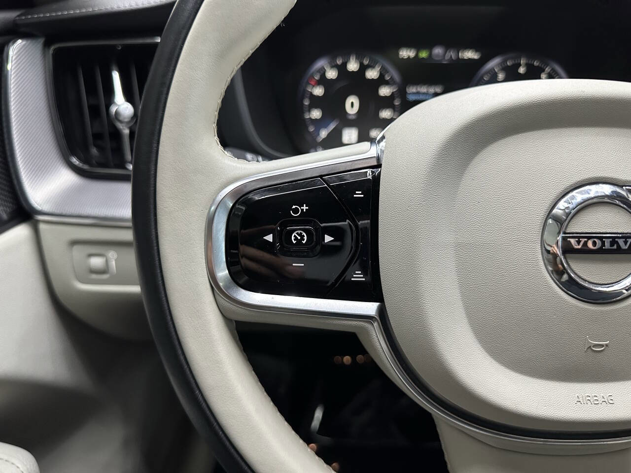 Used 2019 Volvo XC60 T5 Inscription w/ Protection Package Premier image 21