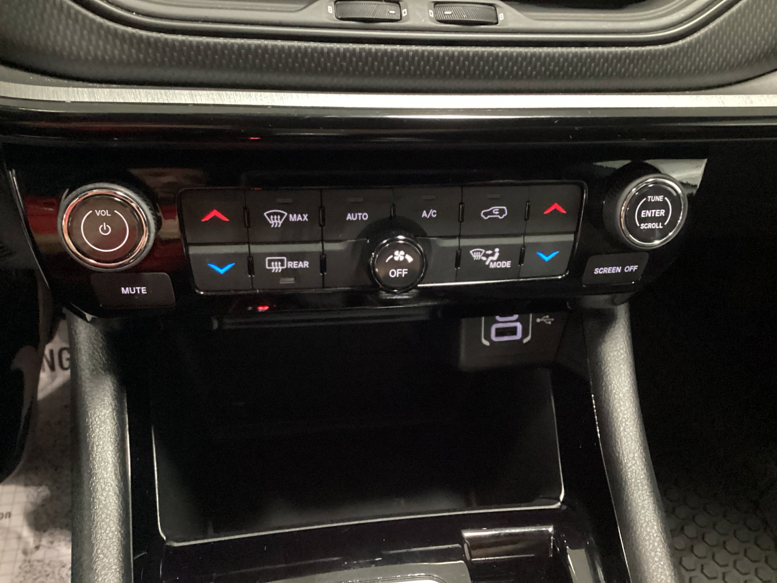 Used 2024 Jeep Compass Trailhawk w/ Trailhawk Convenience Group AWD/4WD image 28