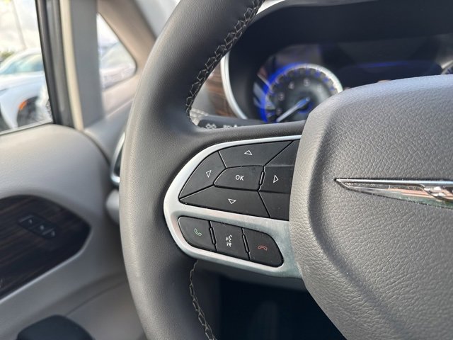 Used 2023 Chrysler Pacifica Limited image 18