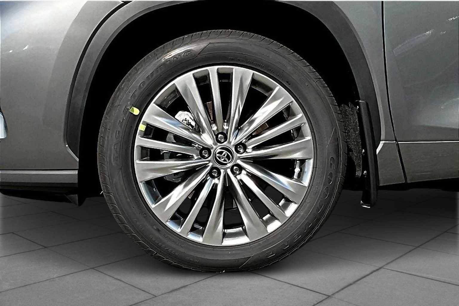 Used 2025 Toyota Highlander Platinum AWD/4WD image 12