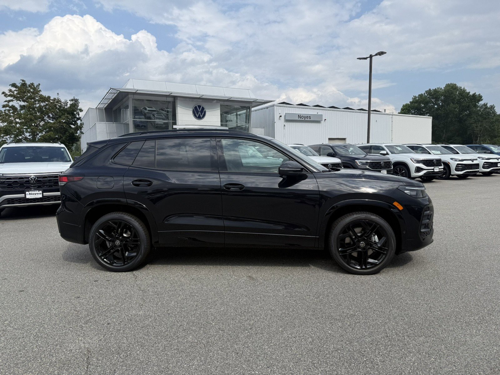 New 2025 Volkswagen Tiguan SE R-Line image 2