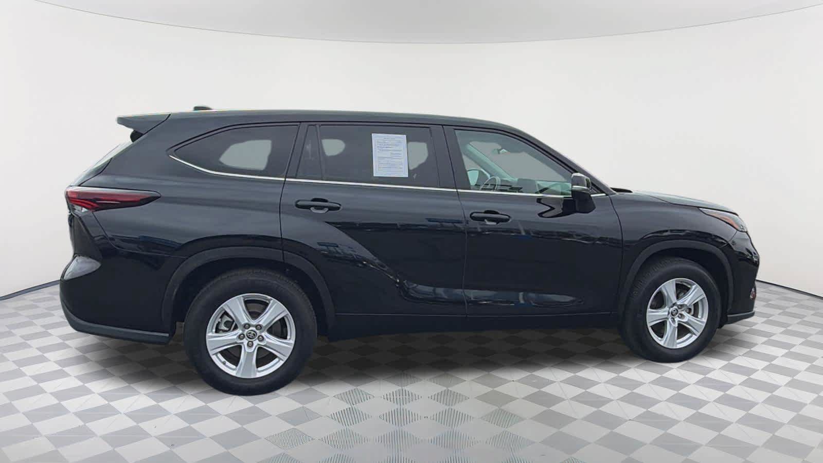 Used 2025 Toyota Highlander LE FWD image 4