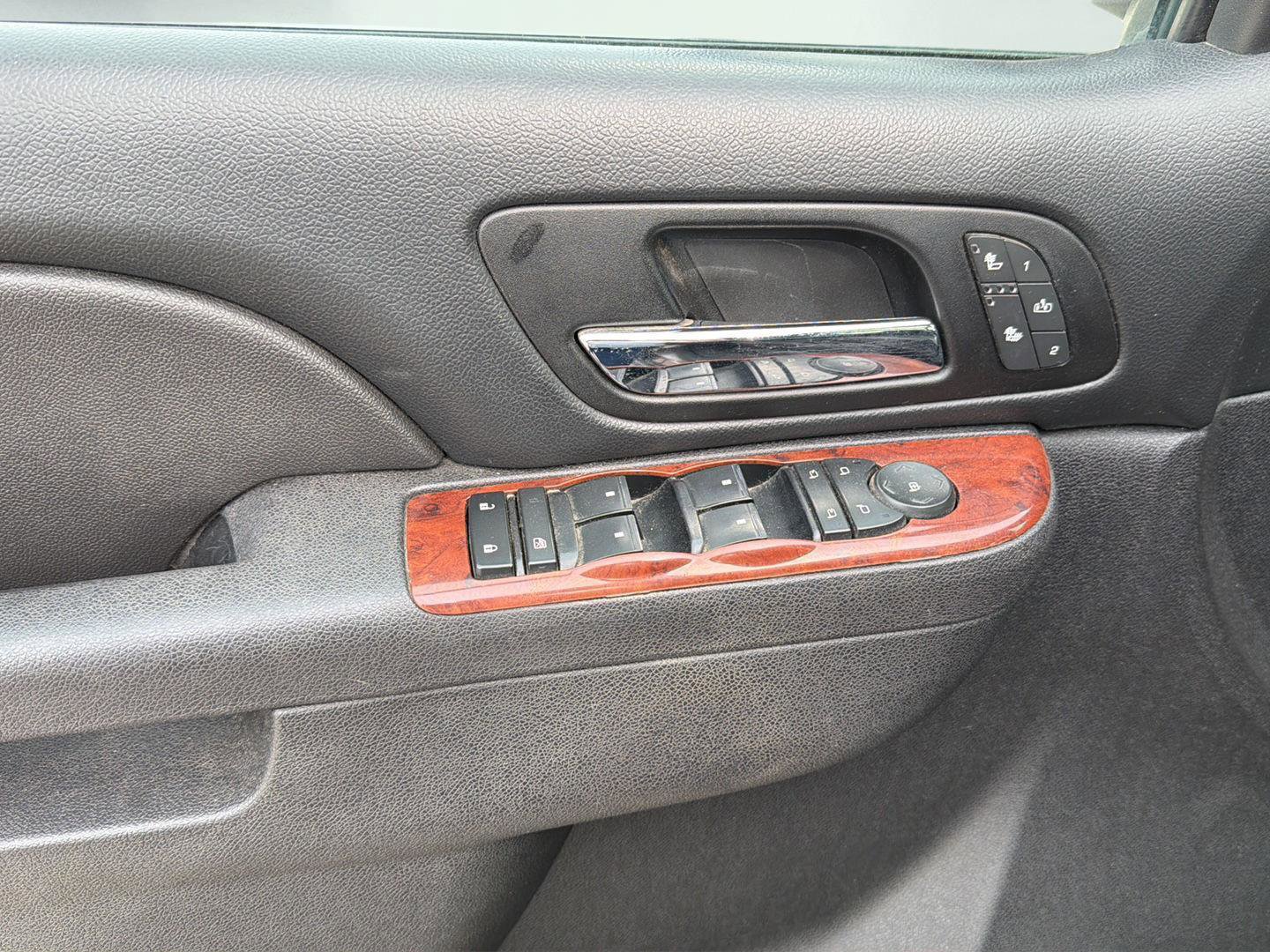 Used 2014 GMC Yukon XL SLT w/ SLT-2 Equipment Package AWD/4WD image 10