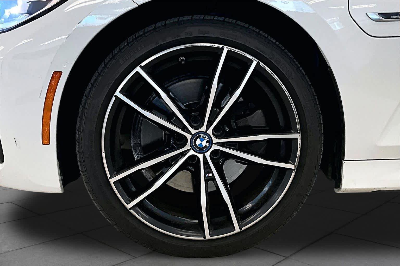 Used 2022 BMW 330e w/ M Sport Package RWD image 10