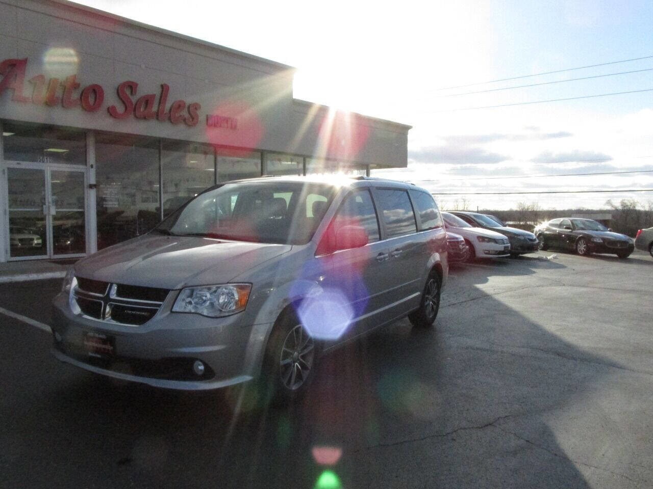 Used 2017 Dodge Grand Caravan SXT image 3
