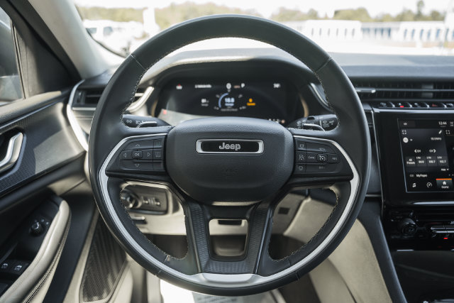 Used 2023 Jeep Grand Cherokee L Laredo AWD/4WD image 37
