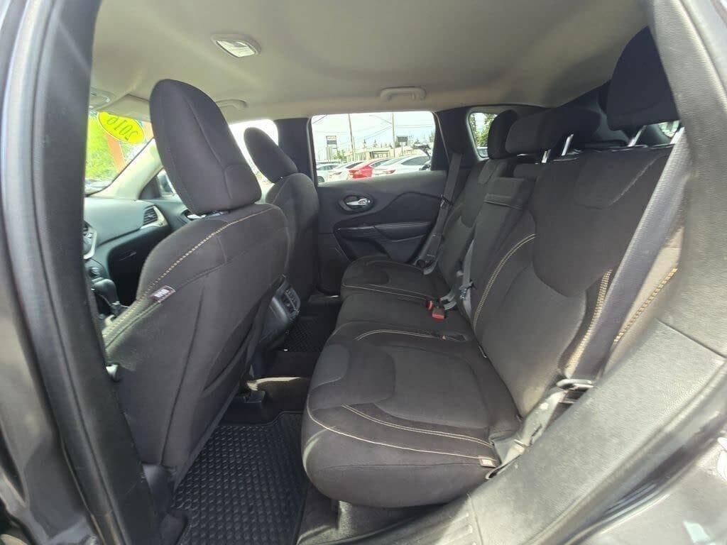 Used 2016 Jeep Cherokee Latitude w/ Cold Weather Group AWD/4WD image 17