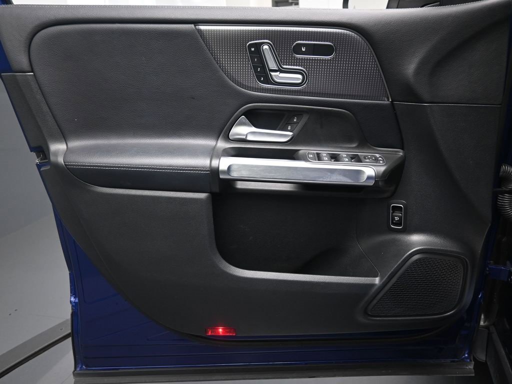 Used 2021 Mercedes-Benz GLB 250 w/ Premium Package image 21