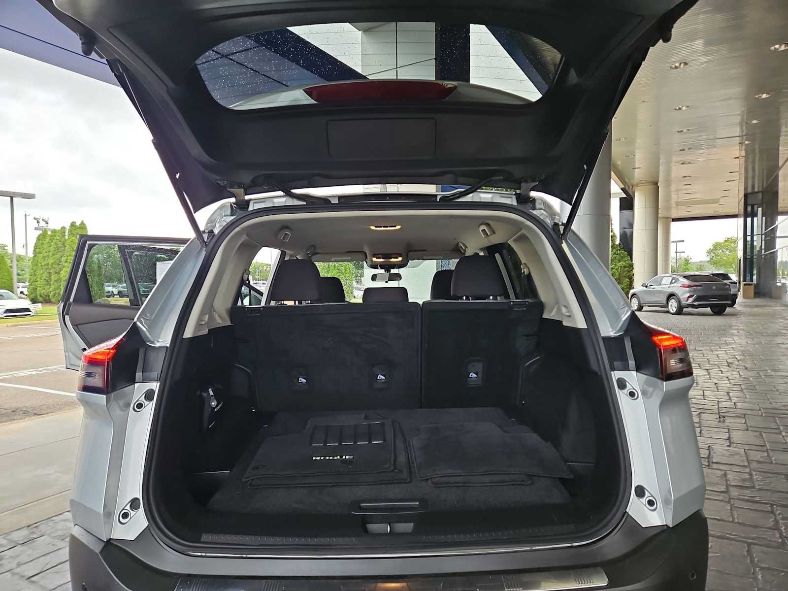 Used 2023 Nissan Rogue SV FWD image 34
