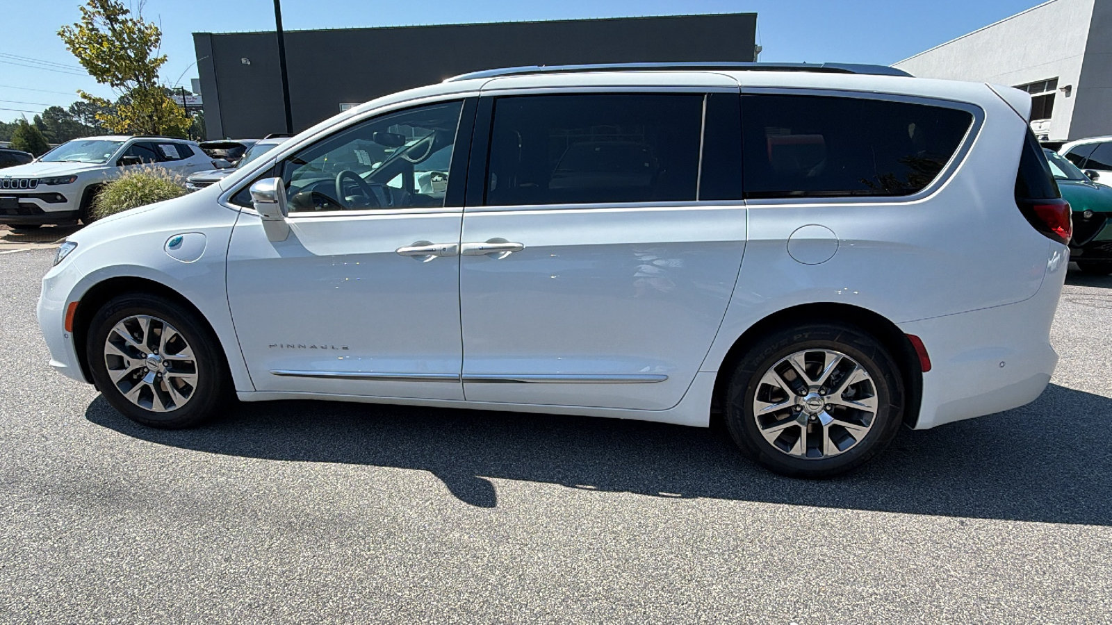 Used 2024 Chrysler Pacifica Pinnacle FWD image 11