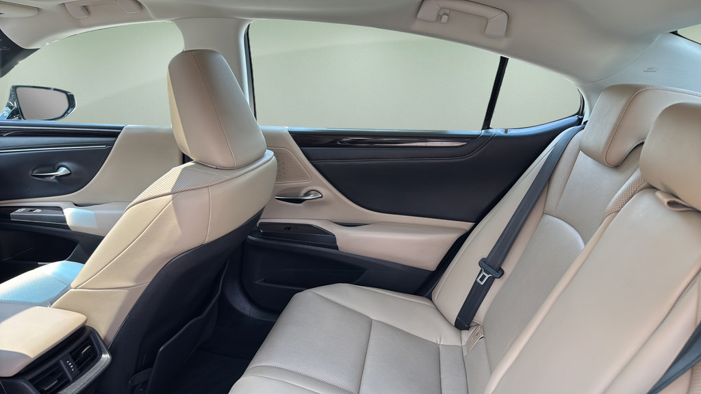 Used 2020 Lexus ES 300h w/ Premium Package FWD image 16