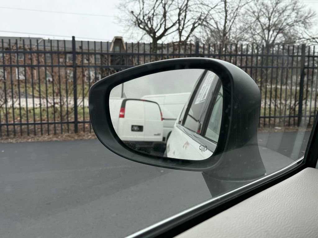 Used 2023 Chrysler Pacifica Touring-L image 18