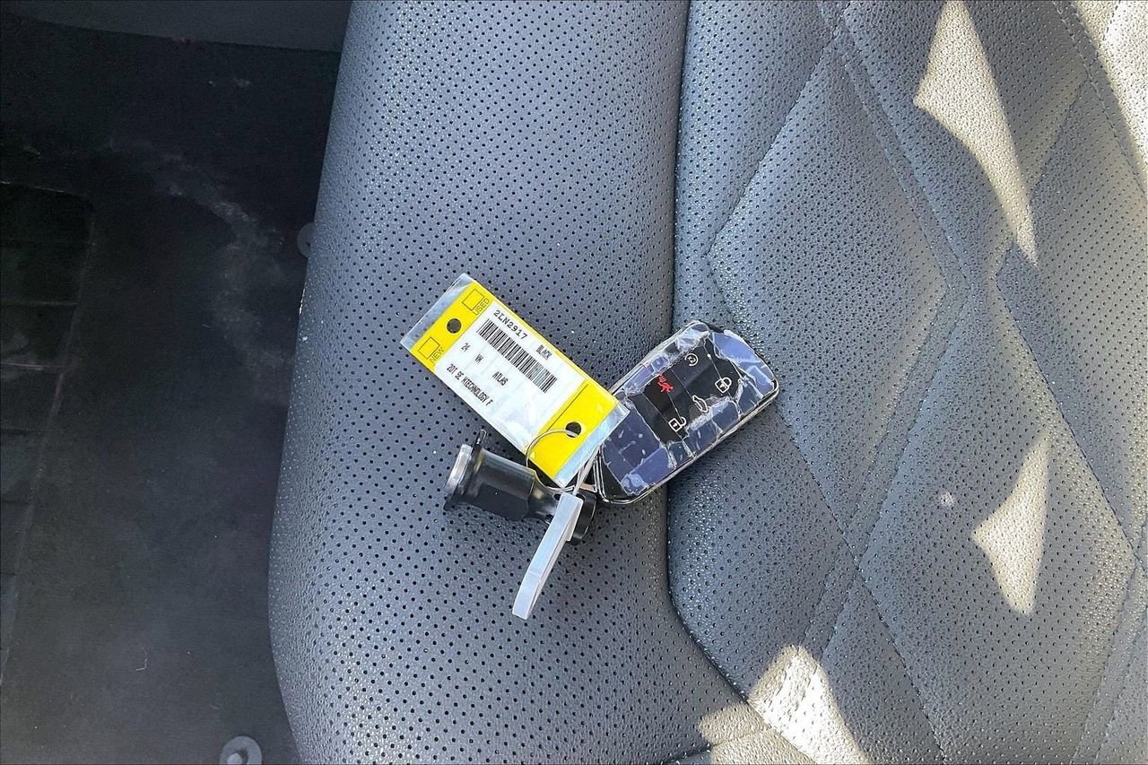 Used 2024 Volkswagen Atlas SE image 34