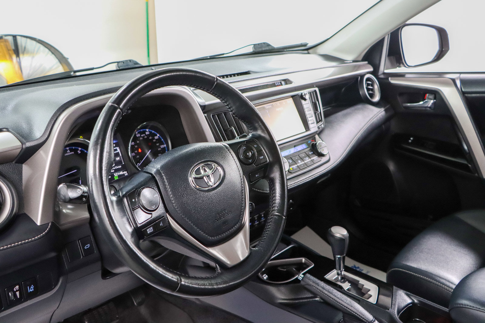 Used 2018 Toyota RAV4 Limited FWD image 23