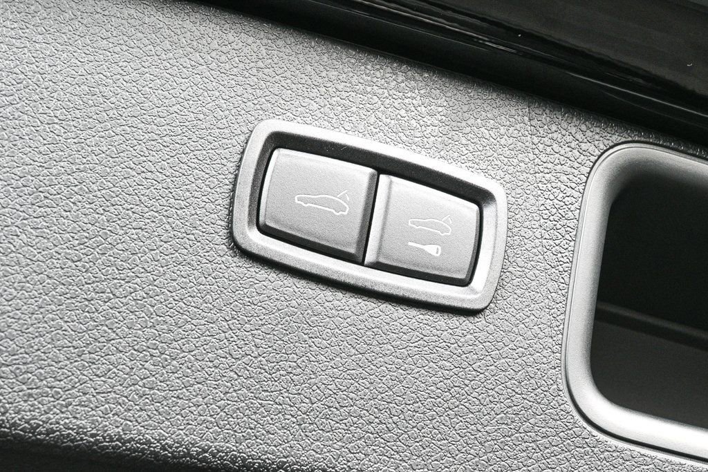 Certified 2026 Porsche Macan AWD/4WD image 32
