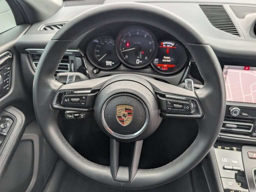 Certified 2025 Porsche Macan AWD/4WD image 21
