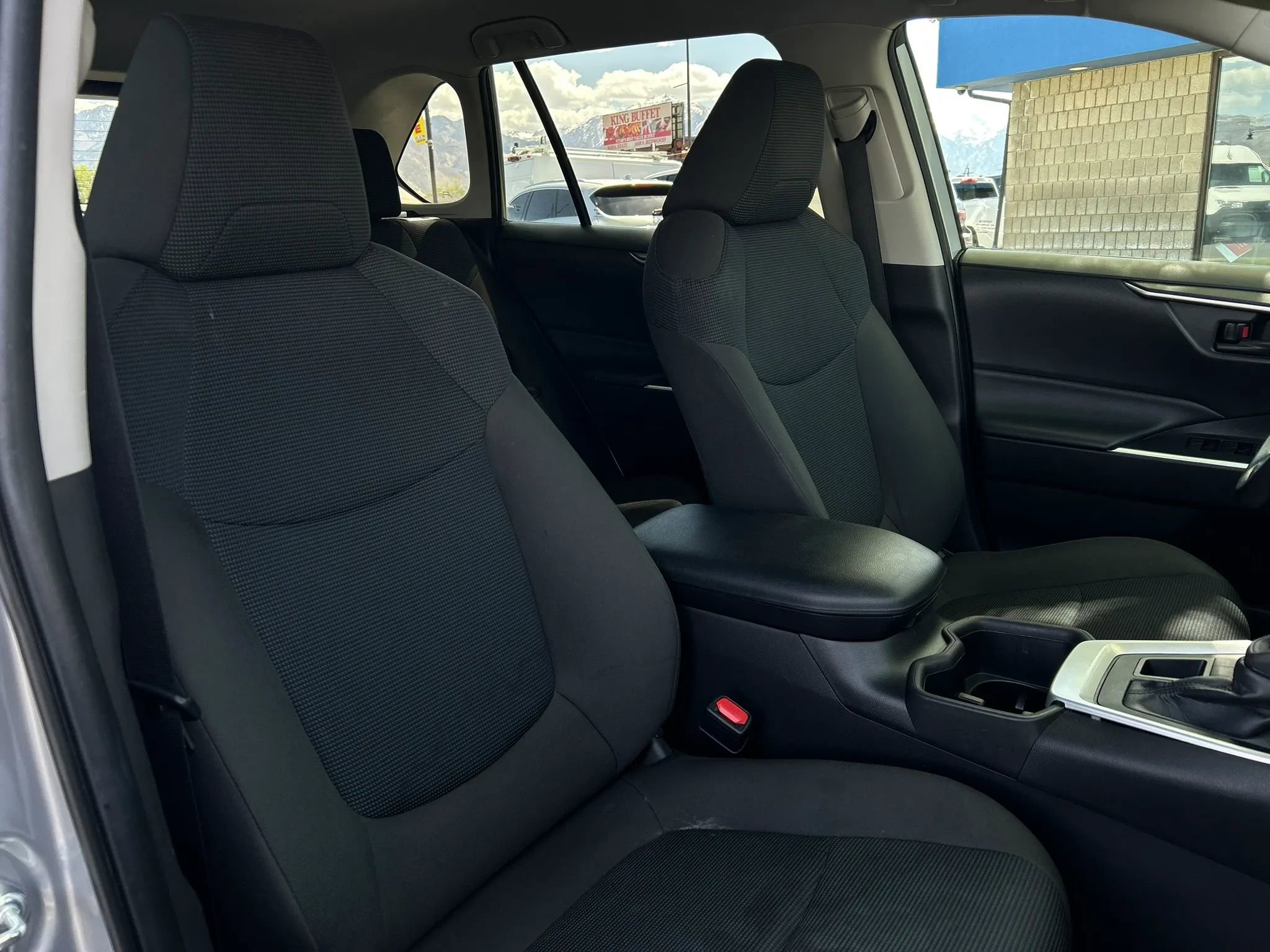 Used 2022 Toyota RAV4 LE AWD/4WD image 11